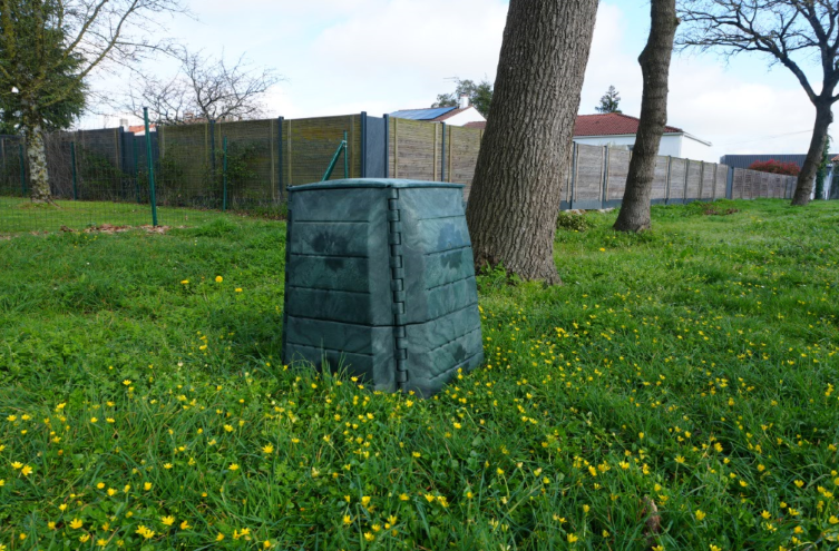 Composteur individuel dans un jardin
